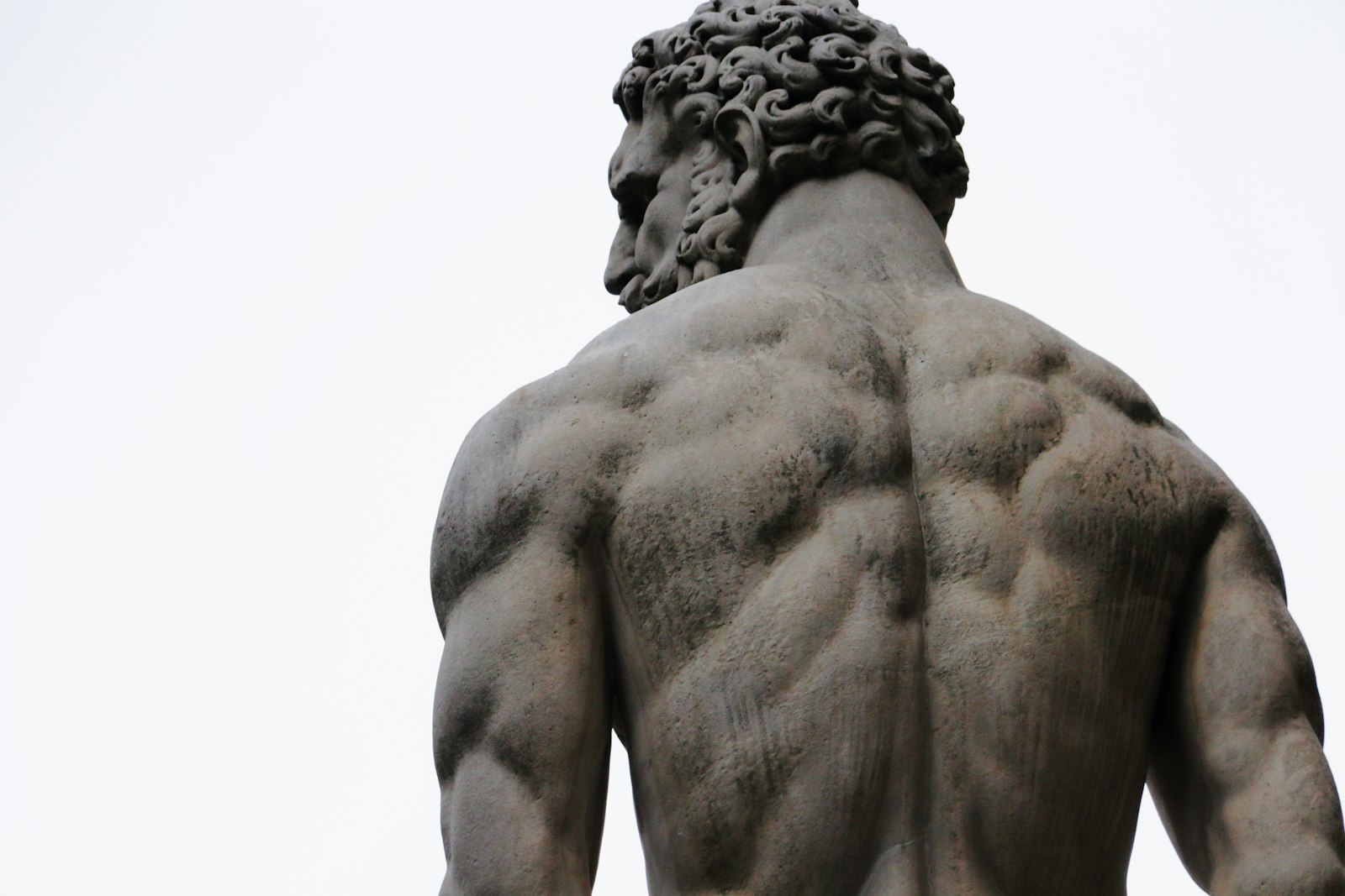 Espalda musculosa de una estatua clásica de piedra